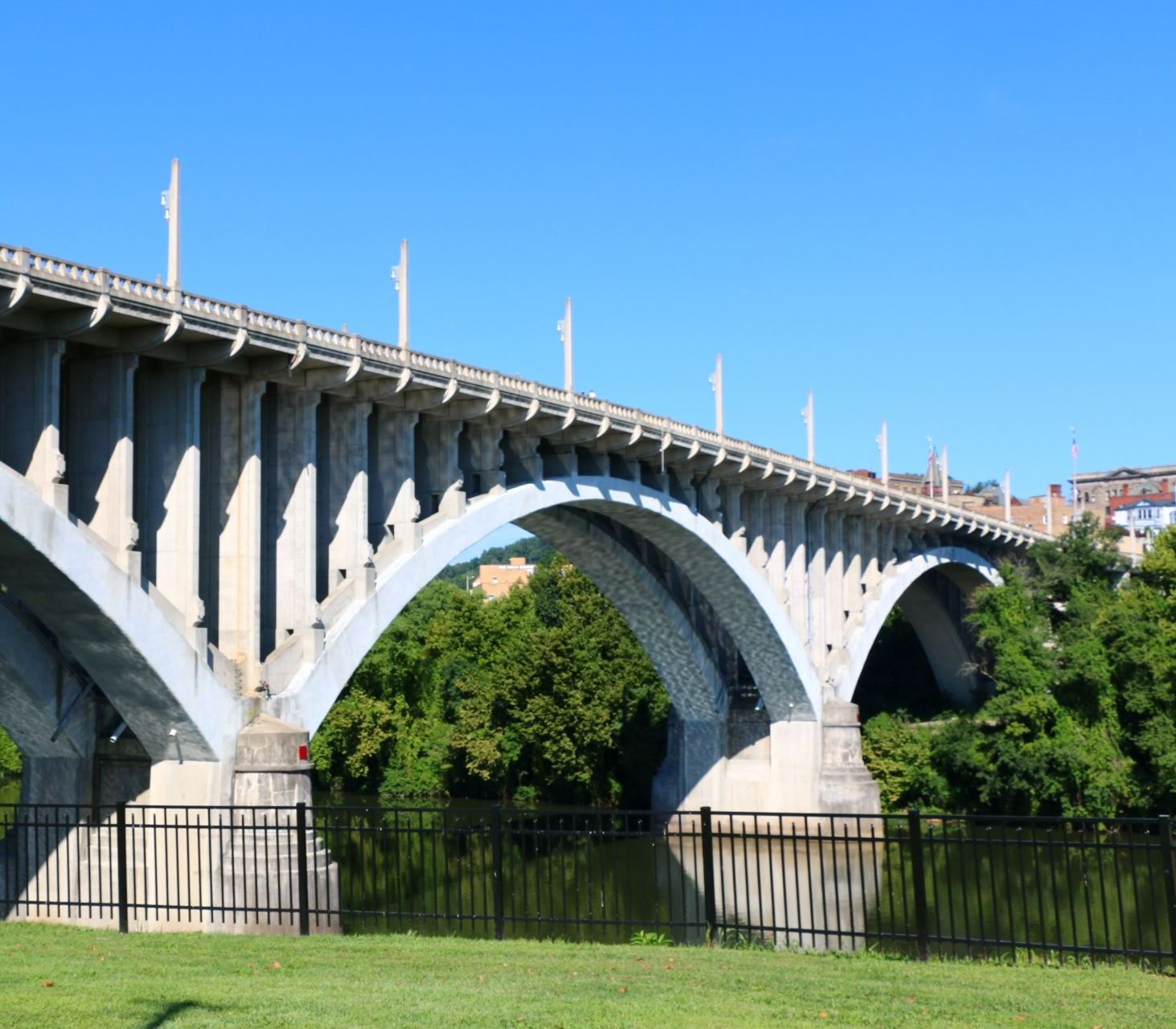 A photo of the Million Dollar Bridge from Palatine Park.